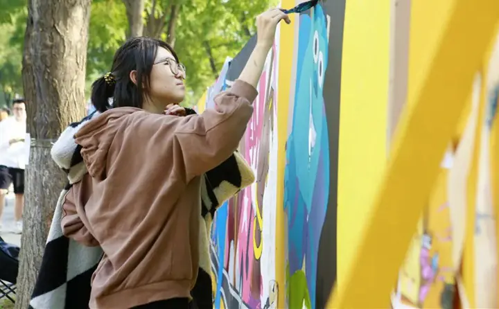 华卿画室美术生提笔绘画500平米墙体彩绘活动